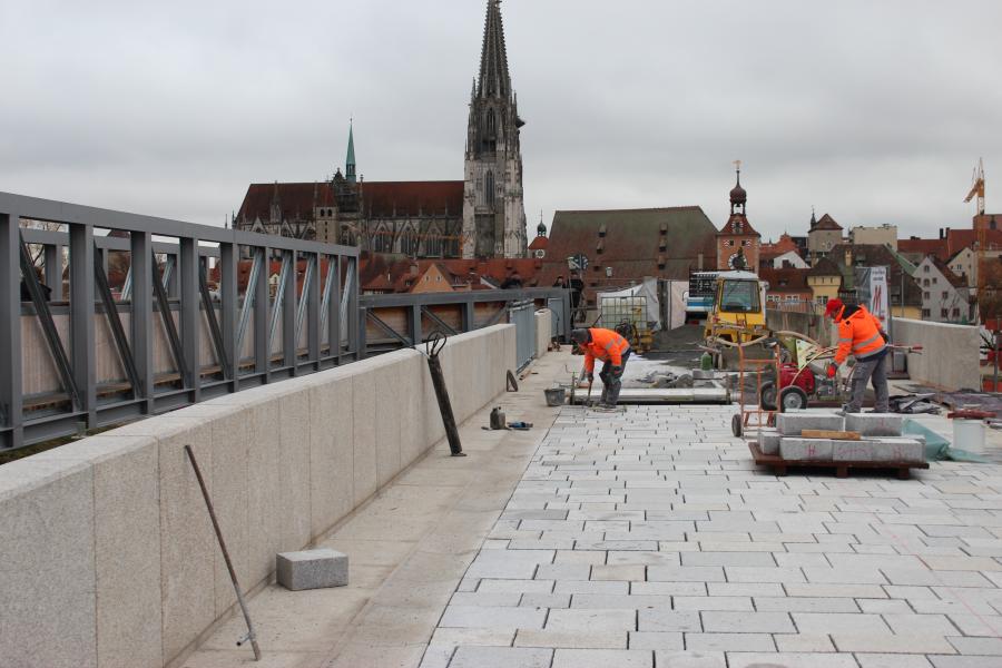 Steinerne Brücke in Regensburg mit Flossenbürger Granit