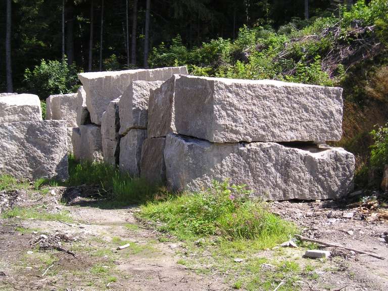 Abgebaute Granitblöcke im Steinbruch